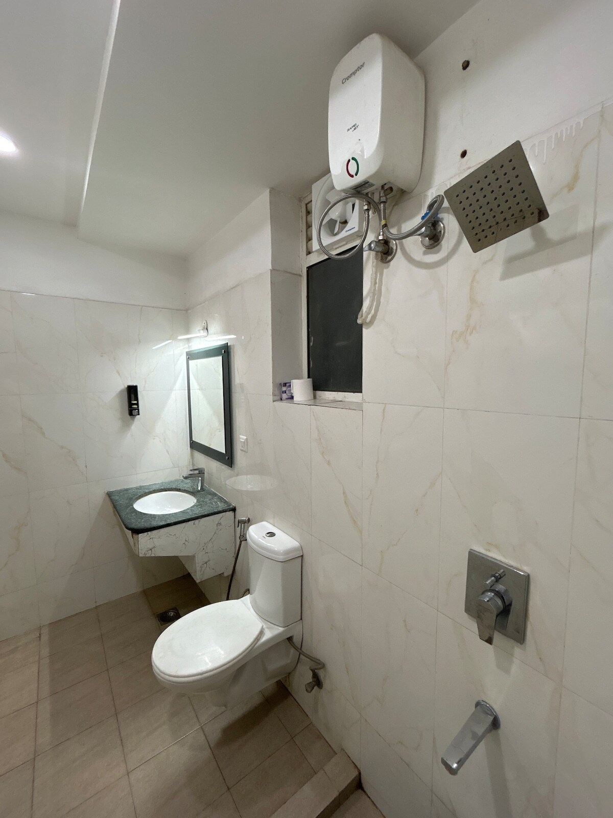 Cozy Cube Studio Apartment In Gomtinagar - Tap to explore photos