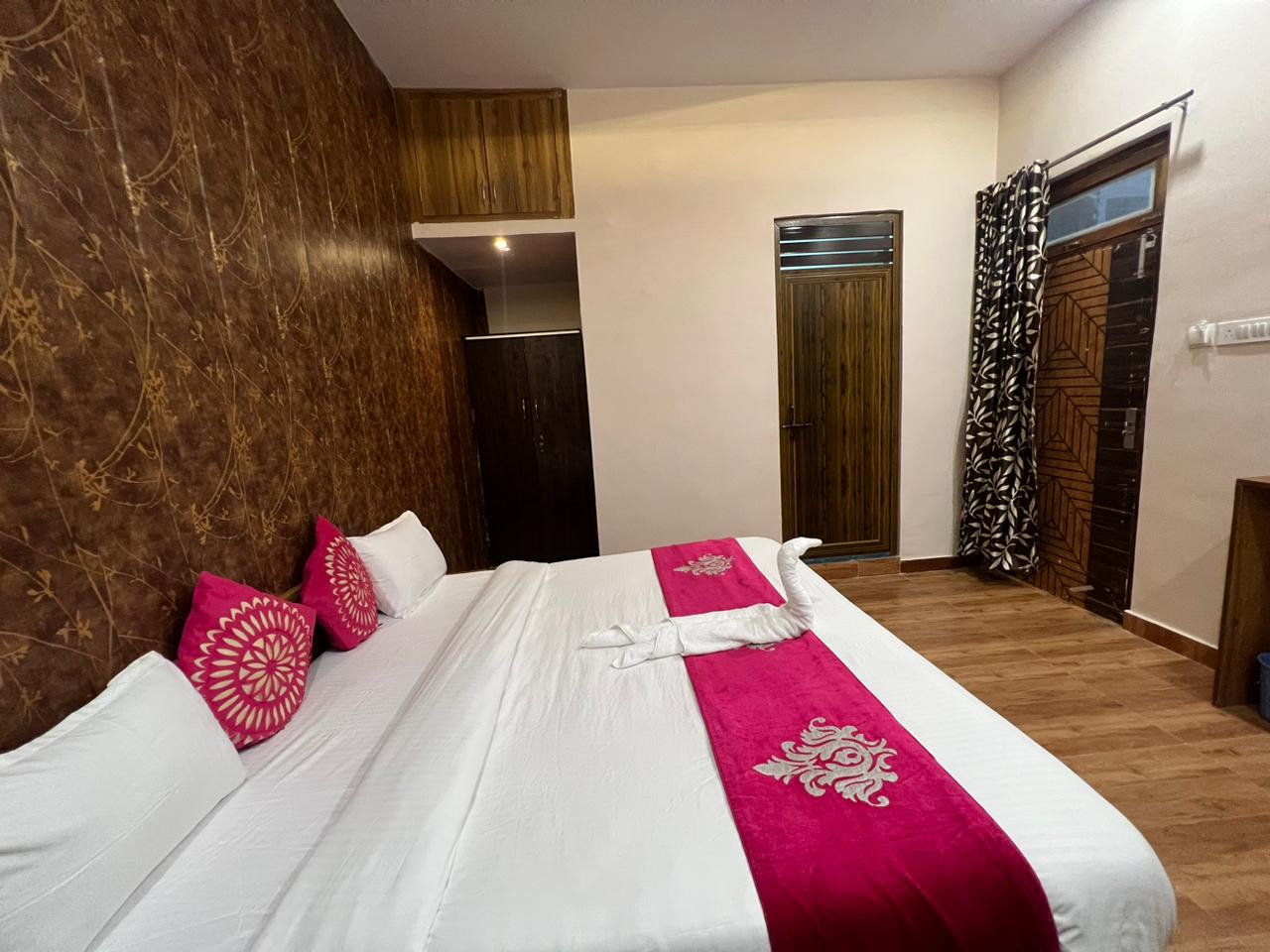 MNG Rooms at Awas Vikas 3 - Tap to explore photos