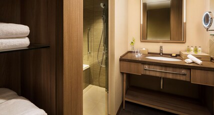 Hilton Hiroshima Room Type - TWIN DELUXE CORNER ROOM