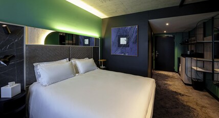 Mercure Hotel Del Room Type - Classic Room with a queen-size bed and sofa