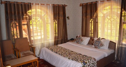 Hotel Bakhtawar Room Type - Deluxe Room