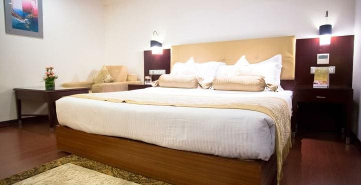 THE HHI Select (The Hotel Hindusthan International Bangalore) - Tap to explore photos