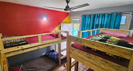 Shanti Cafe - Signature Stays Kasol Room Type - Bunk Bed 4 Person with attached washroom