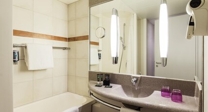 Novotel Duesseldorf City West (Seestern) Room Type - Standard room with 1 queen-size bed and sofa