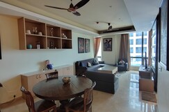 spacious 5 star  1 bedroom condo with a pool