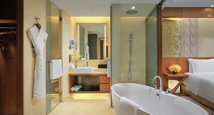 HUALUXE Hotels & Resorts Kunming - AN IHG HOTEL Room Type - 1 King Standard Mountain View HUALUXE Hotels & Resorts Kunming - AN IHG HOTEL Room Type - 1 King Standard Mountain View