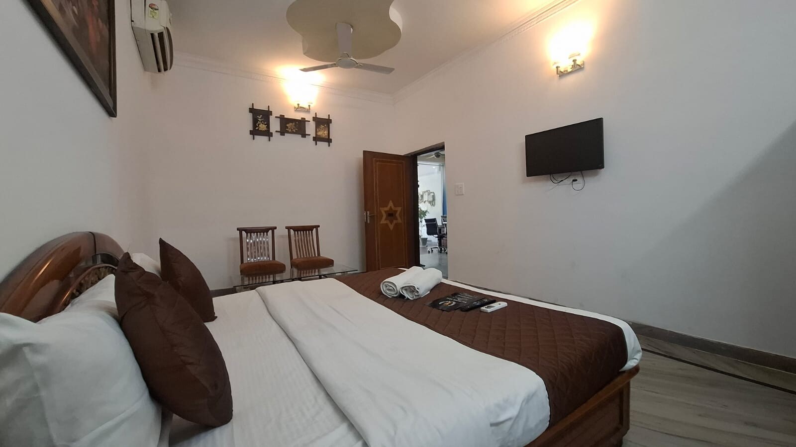 HLN Home Stay - Tap to explore photos