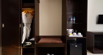 Best Western The Lagoon Room Type - 1 Queen Bed, Non-Smoking, Executive Room, Mountain View, Sofa, Full Breakfast