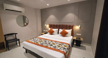 Qotel Comfort Golden Saffron Punjabi Bagh Room Type - Deluxe Double Room