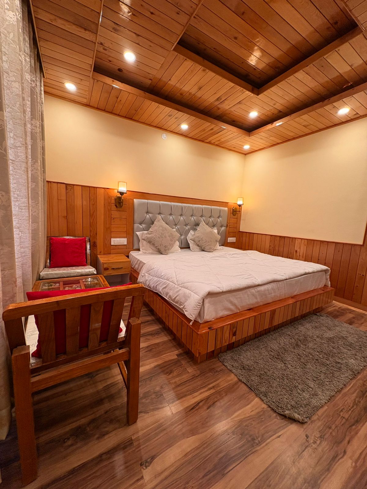 2BHK cozy stay in manali Living area Kitchen - Tap to explore photos