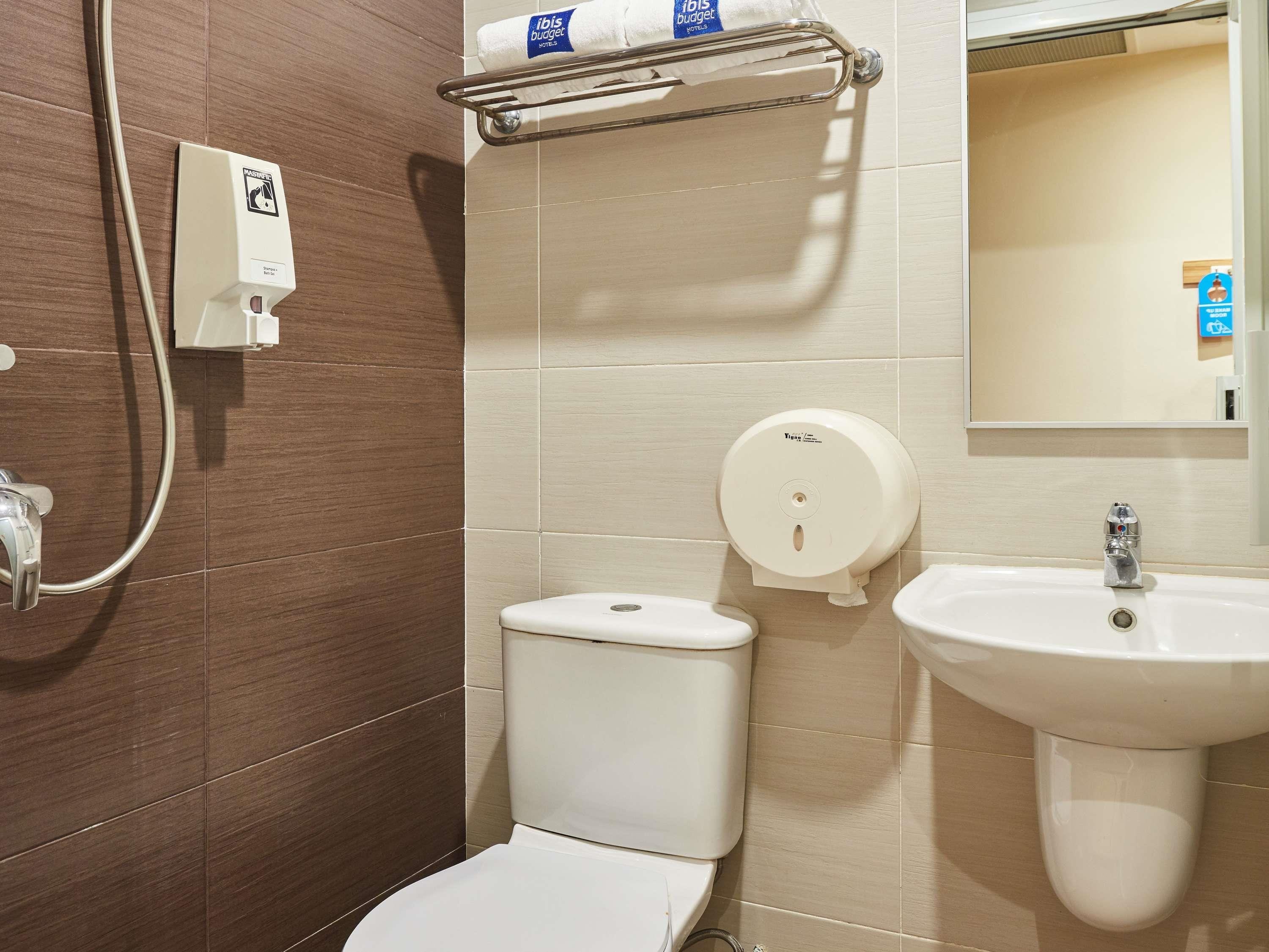 ibis budget Singapore West Coast - Tap to explore photos