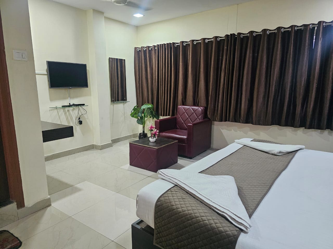 Hotel Sky Park - Tap to explore photos