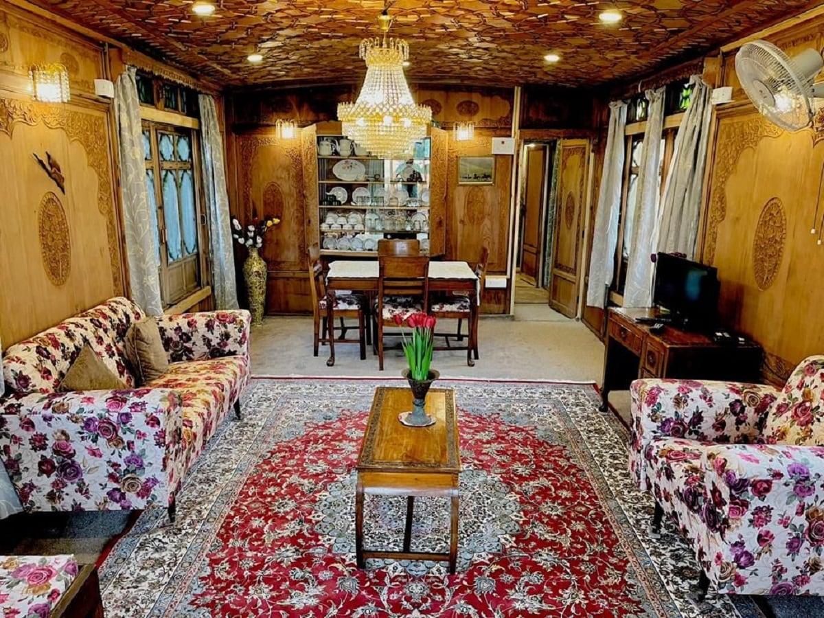 Wangnoo Sheraton Houseboat - Tap to explore photos