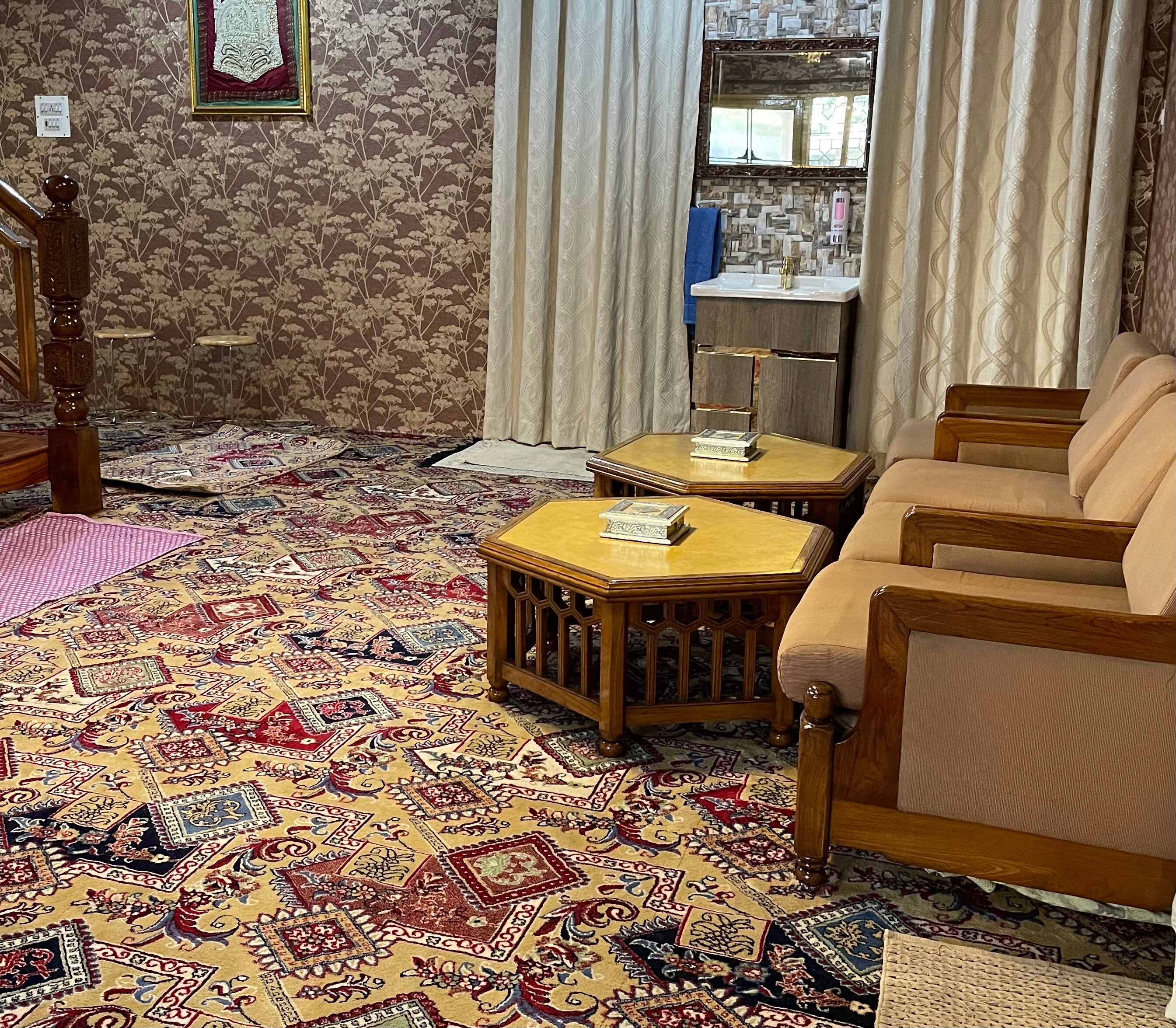 Aqua Paradise Homestay Srinagar - Tap to explore photos