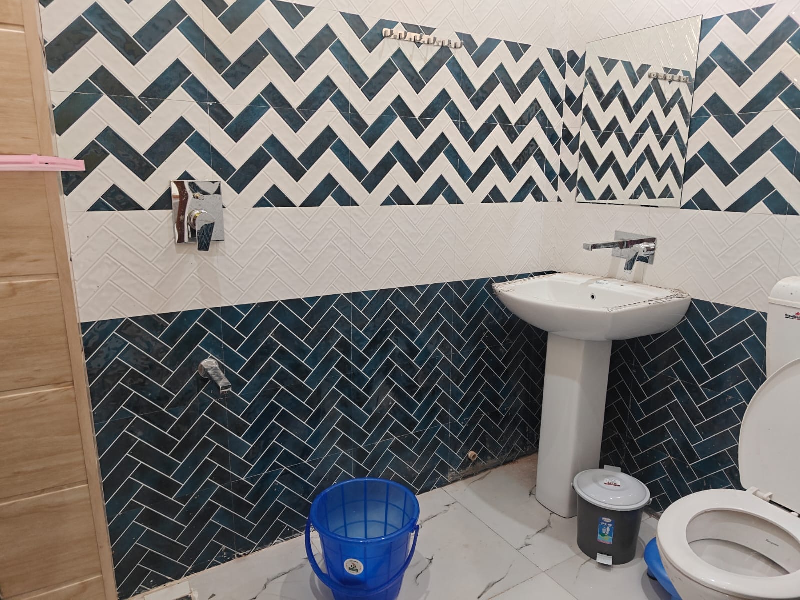 Hari Sharnam Home Stay - Tap to explore photos
