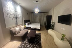 Modern Jacuzzi Suite by Cayetana | Railway Station