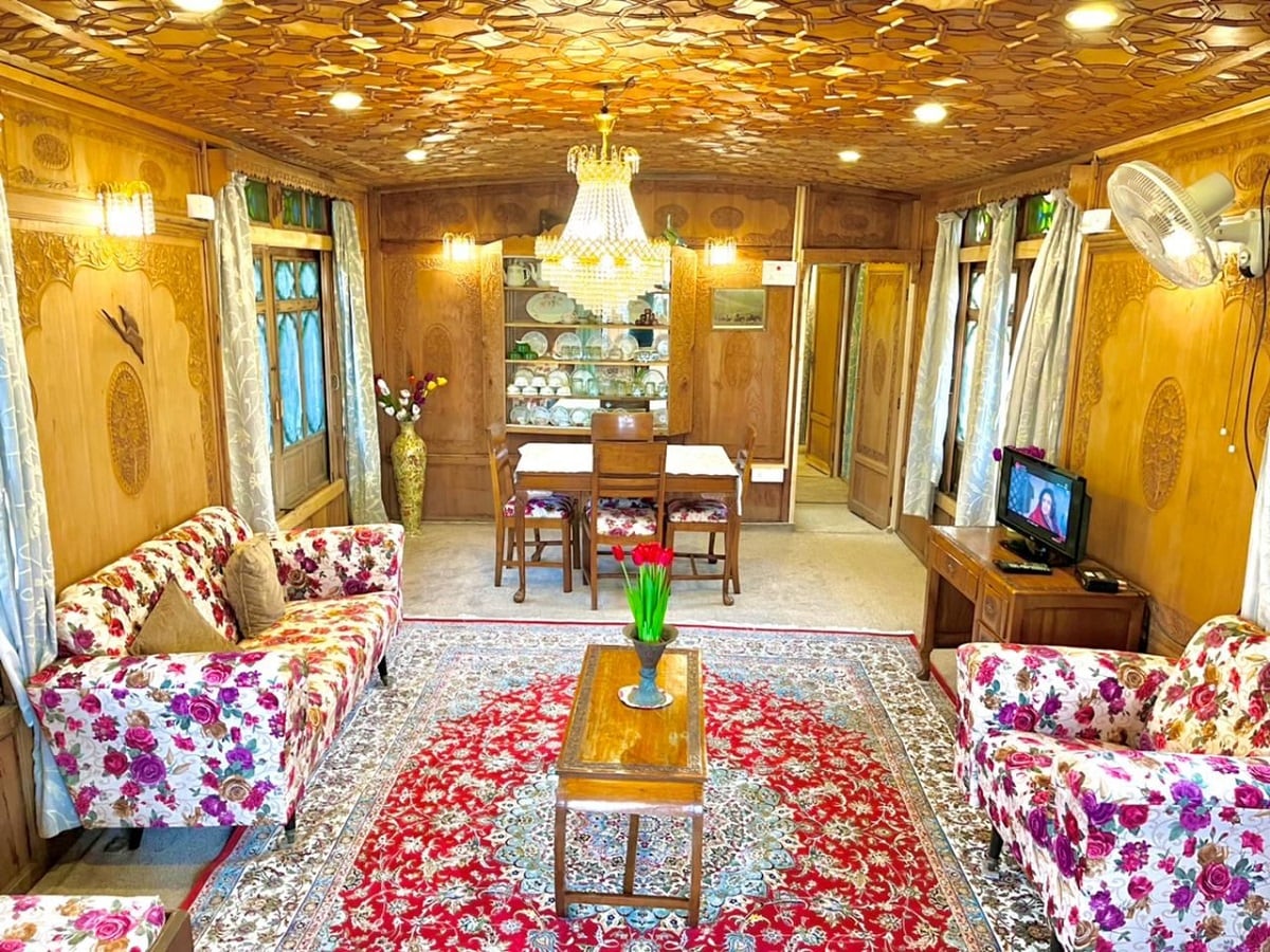 Wangnoo Sheraton Houseboat - Tap to explore photos