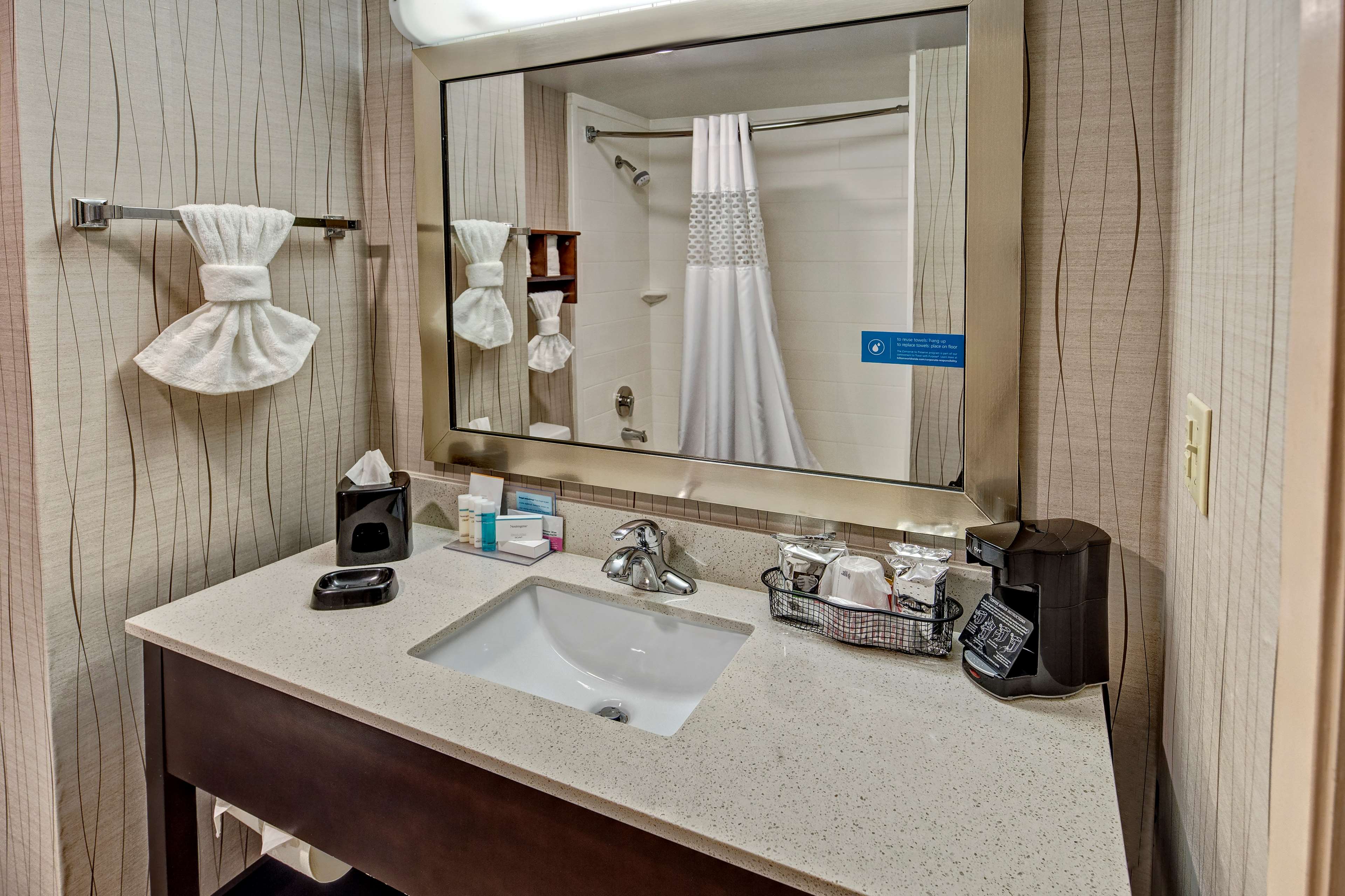 Hampton Inn Houston Baytown - Tap to explore photos