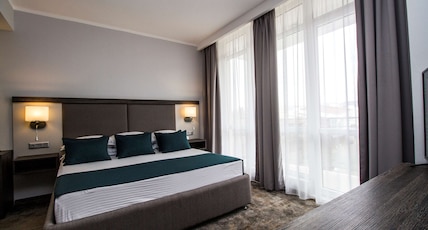 Best Western Plus Premium Inn Room Type - 1 King Bed, Non-Smoking, Standard Room, Balcony, Pool View, Wi-Fi, Coffee And Tea Maker, Full Breakf