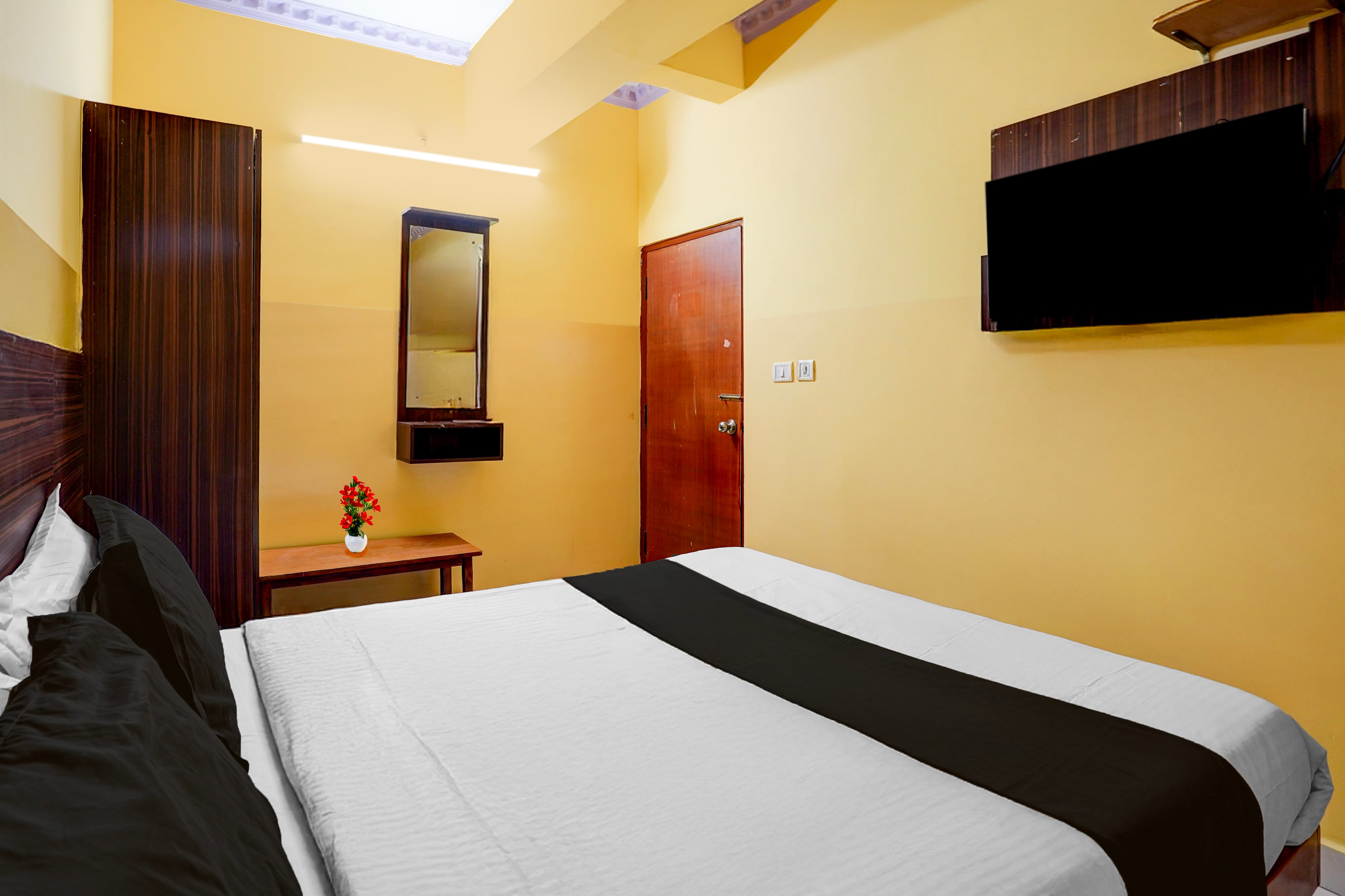 Super Hotel O Mathikere Extension Bangalore Formerly Venkatadari Residency - Tap to explore photos