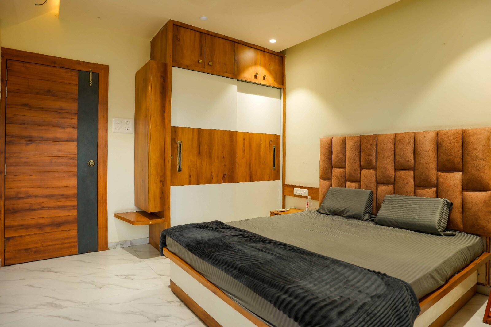 LA Spezia 2BHK Serviced Apartment - Tap to explore photos