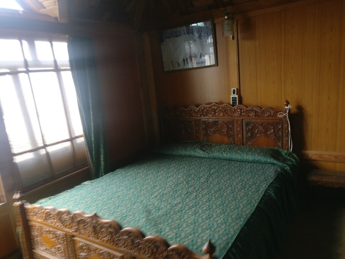 Houseboat New Upperhouse - Tap to explore photos