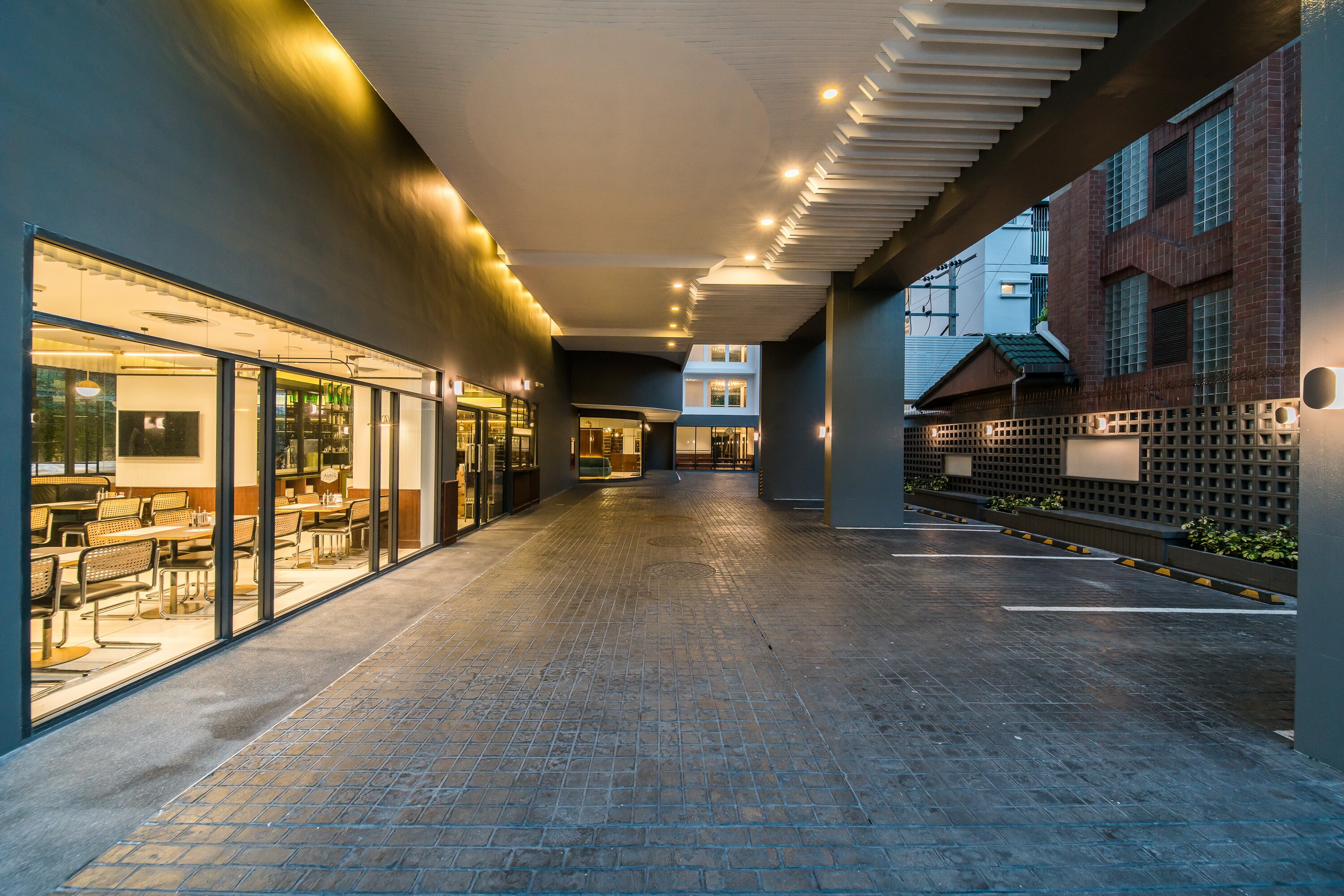 Hotel Amber Sukhumvit 85 - Tap to explore photos
