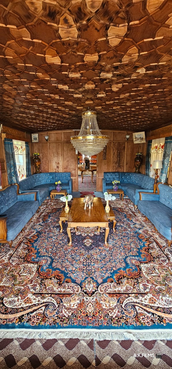 Royal Vintage Houseboats - Tap to explore photos