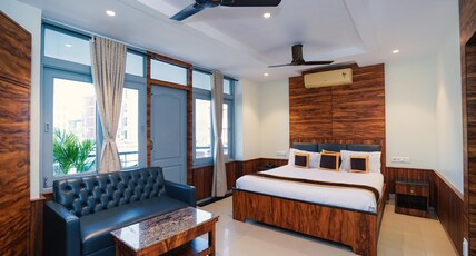 Hotel Aamar Digha Room Type - SUPERIOR ROOM ROAD FRONT VIEW