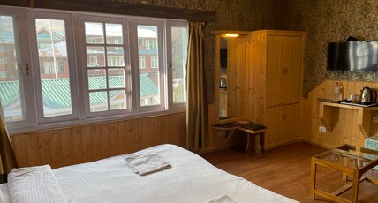Hotel Outlook Room Type - Deluxe Room Mountain View.