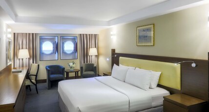 Queen Elizabeth 2 Room Type - Legacy Room with 1 King size Bed