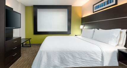 Holiday Inn Express Doral Room Type - 1 King Bed Standard Mobil Access Tub