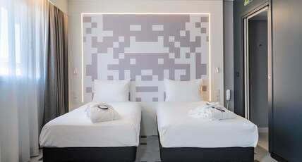 Mercure B Room Type - Standard room with 2 single beds and a sofa