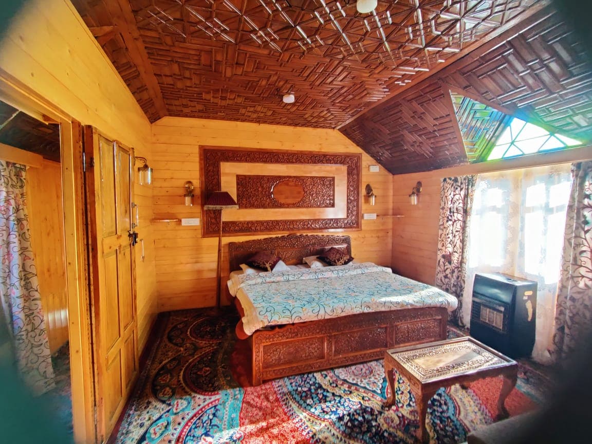 Houseboat Czara Srinagar - Tap to explore photos