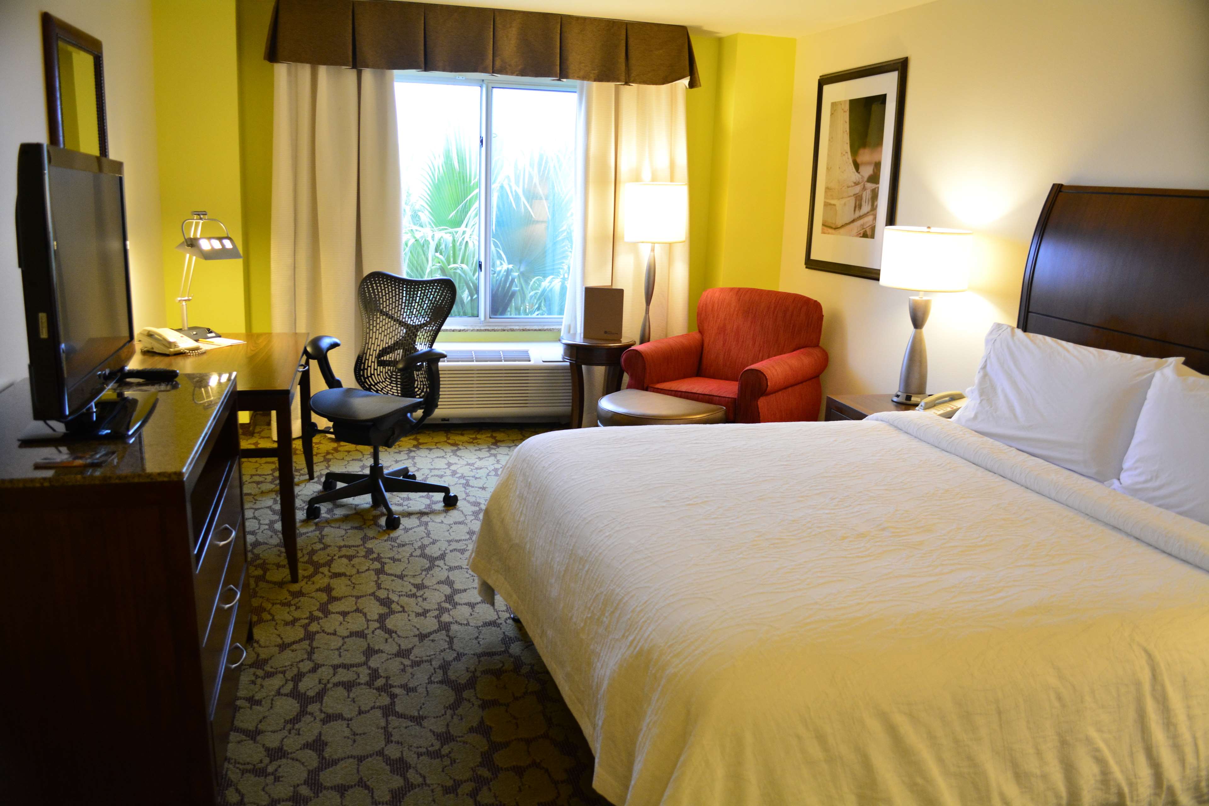 Hilton Garden Inn Oxnard/Camarillo - Tap to explore photos