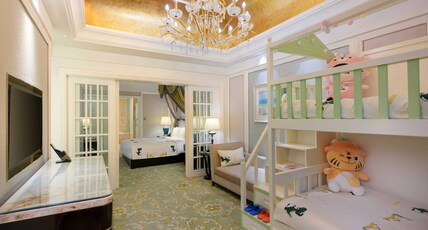 InterContinental CHENGDU GLOBAL CENTER Room Type - 1 King 1 Bunk 1 Bedroom Suite Kids Theme Courtyard View