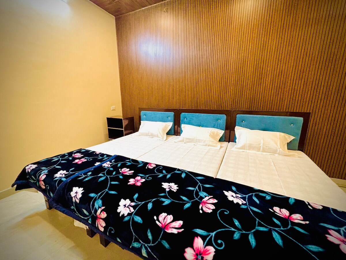 Chaurasia Homestay Peaceful stay in Kashi - Tap to explore photos