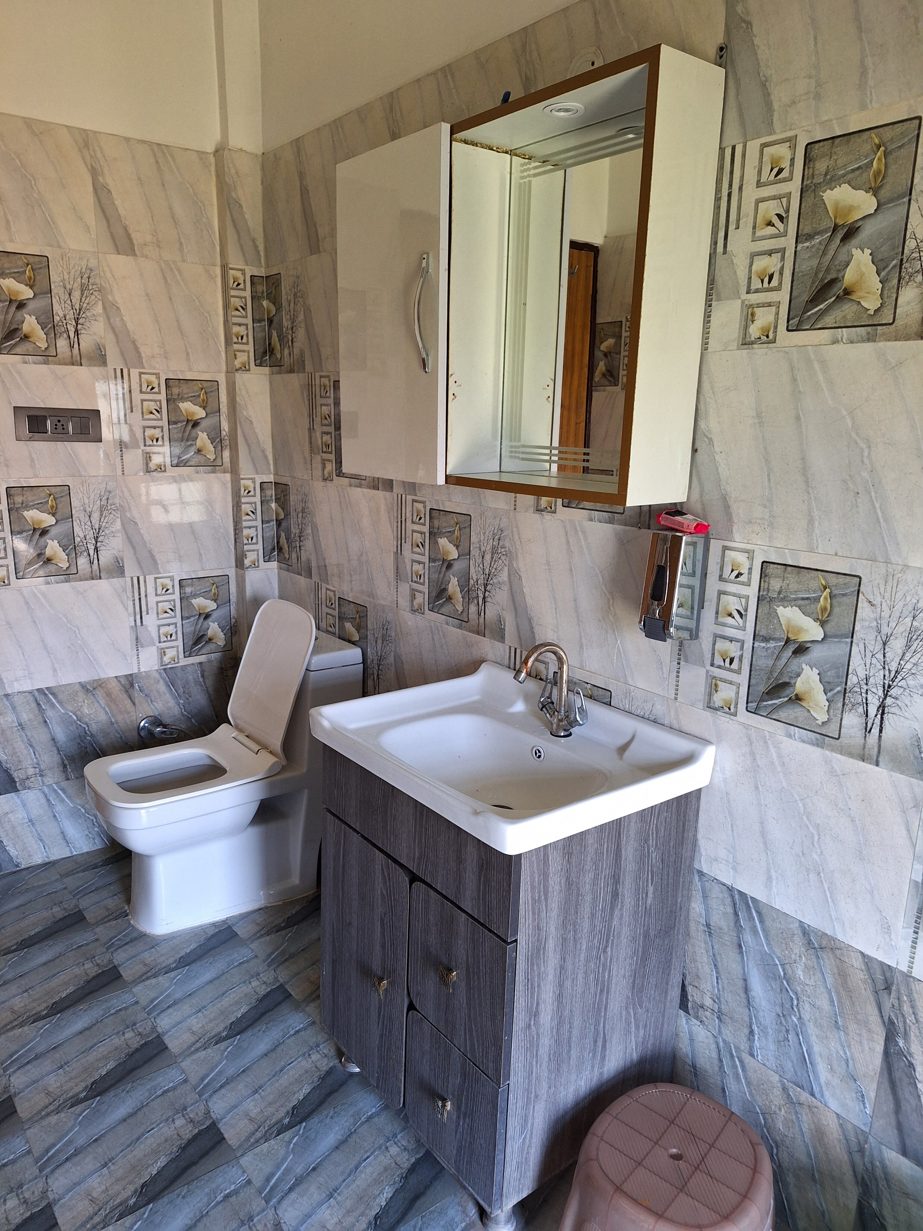 White house - Tap to explore photos