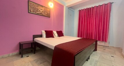 Notting Hill House BnB Room Type - Hampstead Room with Attached Washroom