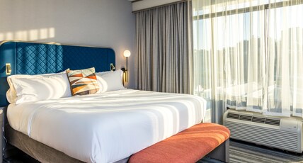Holiday Inn Hotel & Suites CINCINNATI DOWNTOWN Room Type - 1 King Bed Suite Additional Living Area