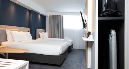 Holiday Inn Express SWINDON CITY CENTRE Room Type - 1 King 1 Single Standard with Free Hot Breakfast
