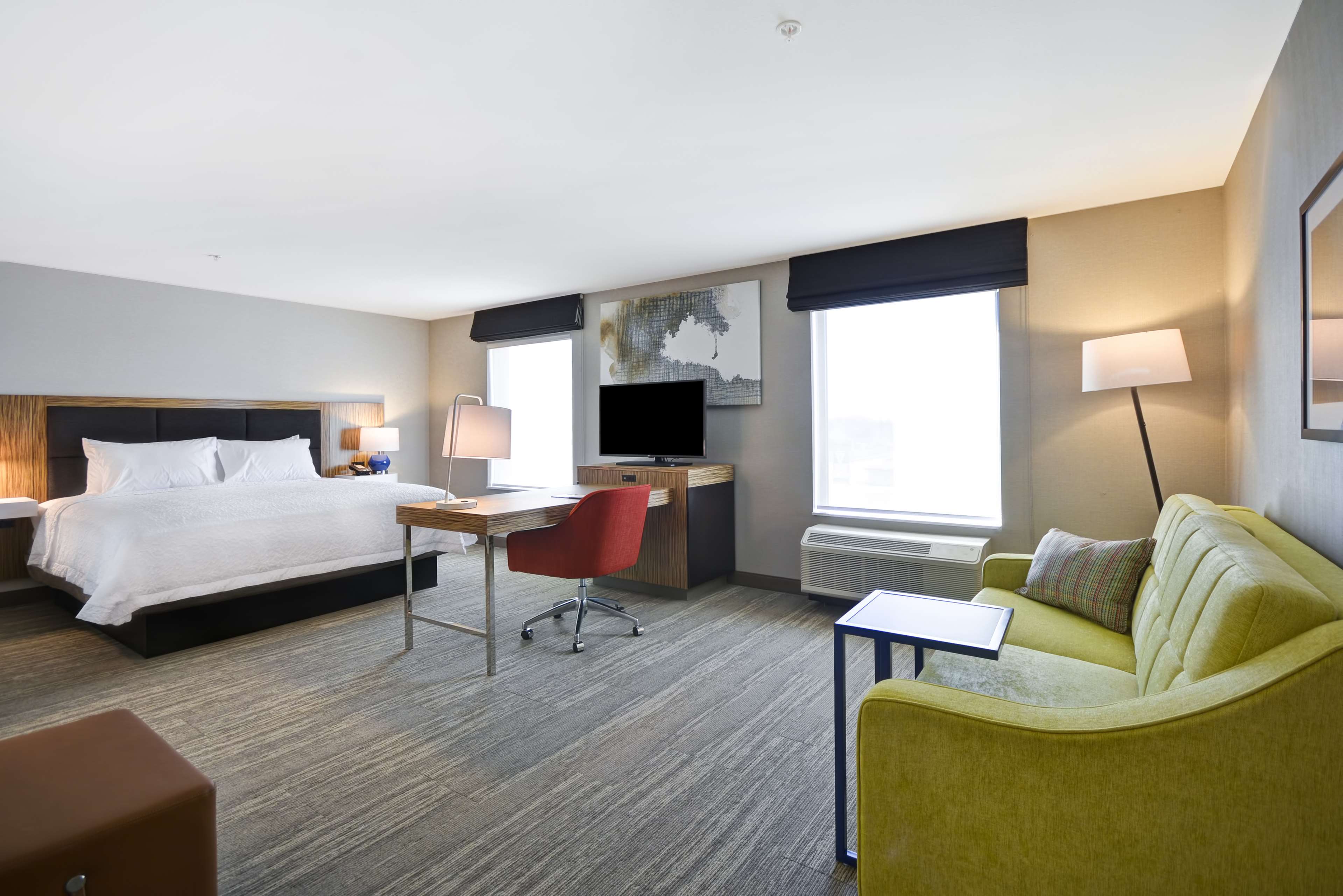 Hampton Inn & Suites by Hilton Detroit/Warren - Tap to explore photos