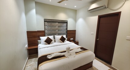 HOTEL THOUSAND PILLARS Room Type - AC DELUXE KING ROOM