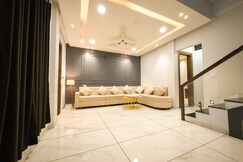 Villa Vista: Luxury 3BHK Villa with Private Jacuzzi & Penthouse for Groups