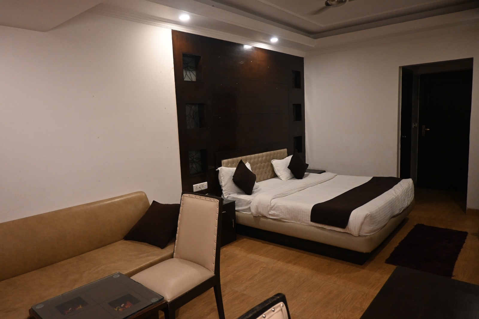 Hotel Value by Divine Group, Mussoorie with On-site Parking (5 Mins to Mall Road) - Tap to explore photos