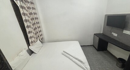 Hotel Ishwar Palace Room Type - AC Deluxe Room With Window