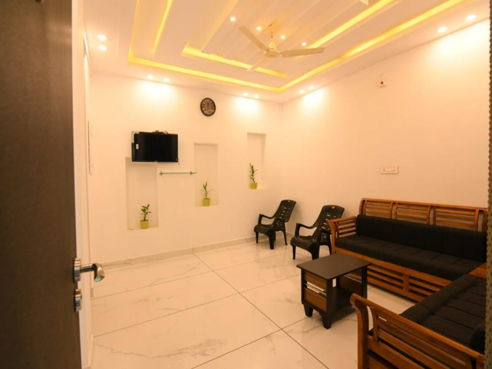 Vadakkans Residency - Tap to explore photos