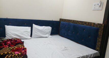 Hotel blue tower Room Type - Single bed with private bathroom.