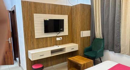 HOTEL GRAND PACIFIC & RESTAURANT Room Type - Semi Deluxe