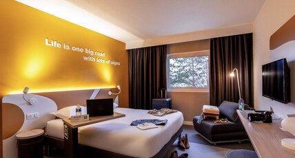 ibis Styles Beauvais Room Type - Standard room with double bed and sofa